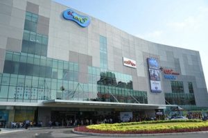 Mặt tiền Trung tâm thương mại SC VivoCity Quận 7, cửa kính lớn, biển hiệu xanh và khu trồng hoa phía trước