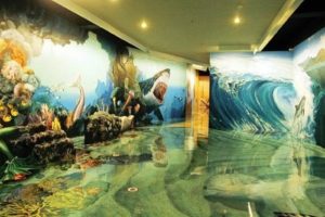 Nội thất bảo tàng tranh 3D với họa tiết đại dương: cá mập, sóng và sàn phản chiếu tại Artinus Q7