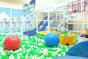 Khung cảnh khu vui chơi trong nhà Snow World với hố bóng xanh-trắng, cầu trượt và gấu Bắc Cực trang trí