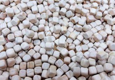 Đồ chơi hạt gỗ xoa mịn giúp trẻ thỏa sức sáng tạo và vận động tinh