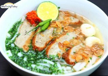Tô bánh canh chả cá nóng hổi bốc khói đậm đà hương vị biển