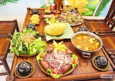 Không gian ẩm thực Quán Quê 146 Hào Nam ấm cúng mộc mạc