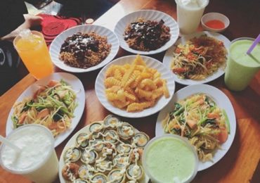Các bạn học sinh tụ tập ăn vặt trước cổng trường THPT Kim Liên