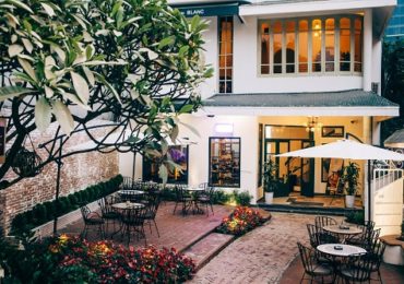 Quầy bánh ngọt kiểu Pháp sang trọng tại Maison De Blanc Tây Hồ