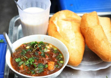 Tô bánh mì sốt vang bò mềm đậm đà thơm lừng góc phố Hà Nội