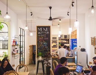 Tòa chung cư cổ kính 42 Nguyễn Huệ lung linh ánh đèn quán cafe