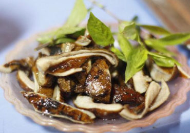 Mẹt lòng nướng than hoa thơm nức chấm mắm tôm Hà Nội