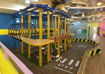 Người chơi đu dây mạo hiểm Zipline vượt qua tán rừng xanh mát