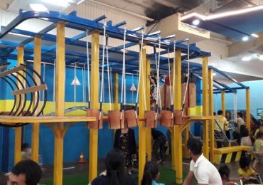Khu vực thử thách leo vách núi nhân tạo ngoài trời đầy kịch tính