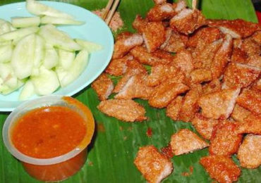 Đĩa nem rán giòn rụm vàng ruộm kèm nước chấm chua ngọt Hà Nội