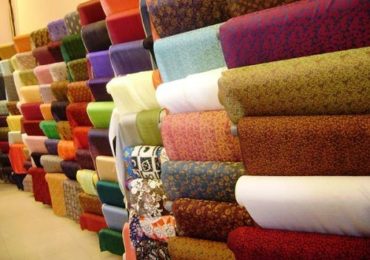 Xấp vải tơ lụa mềm mại rực rỡ sắc màu truyền thống
