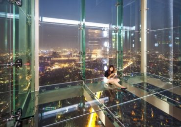 Du khách trải nghiệm đứng trên sàn kính đài quan sát Sky Walk - Lotte Center