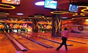 Khu chơi Bowling hiện đại với dàn đèn led rực rỡ