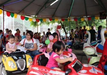 Các gia đình đưa trẻ nhỏ tham quan vườn thú công viên Thủ Lệ