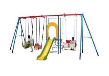 Cụm xích đu đôi bằng sắt bền đẹp đặt trên thảm cỏ