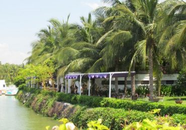 Khuôn viên nhà hàng sân vườn sinh thái xanh mát tại Champa Garden