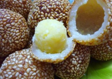 Đĩa bánh rán mật và bánh rán đường giòn rụm ngọt ngào