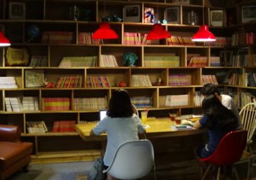 Kệ sách đồ sộ ngập tràn các đầu sách hay tại quán cafe sách