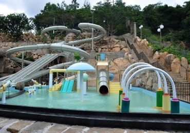 Khu vui chơi nước trẻ em với cầu trượt xoắn và vòi phun tại I-RESORT