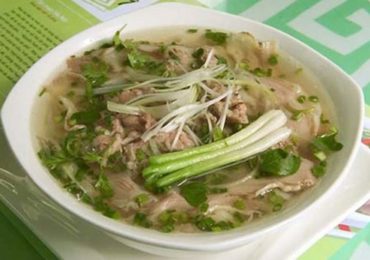 Bát phở bò tái nạm bốc khói nghi ngút chuẩn vị phở Bắc