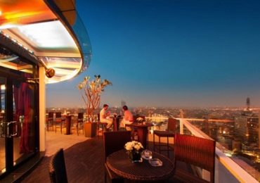 Góc ngắm toàn cảnh phố thị về đêm lung linh tại Summit Lounge