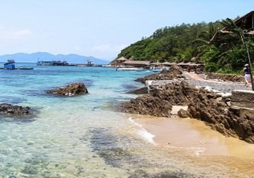 Cây cầu gỗ vươn ra biển đón khách tại khu du lịch Con Sẻ Tre