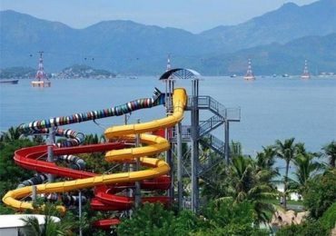 Khu bể bơi tạo sóng ngoài trời nhộn nhịp tại công viên nước Phù Đổng