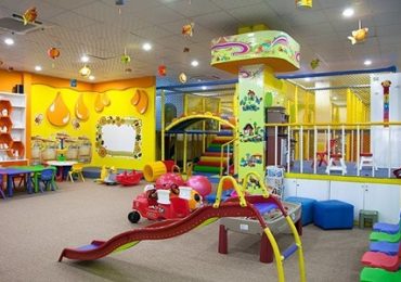 Ly kem sundae sốt socola ngọt ngào trang trí trái cây tươi
