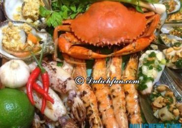 Bàn gỗ mộc mạc nhìn thẳng ra biển xanh tại quán ăn bình dân Nha Trang