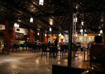 Quán cafe view biển lộng gió với ban công rộng nhìn ra vịnh Nha Trang