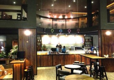 Góc cafe decor phong cách Địa Trung Hải trắng xanh tại Nha Trang