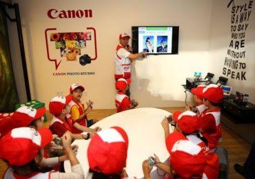 Phòng chụp ảnh studio cho bé với phông nền rực rỡ và đèn chiếu sáng