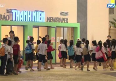 Bàn làm việc tòa soạn báo thiếu nhi với máy tính và sổ tay tác nghiệp