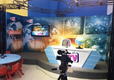 Phòng thu trường quay truyền hình với máy quay và bàn phát thanh viên nhí