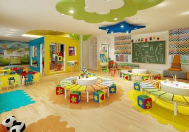 Góc thư viện đọc sách thiếu nhi trường mầm non với kệ sách hình cây gỗ