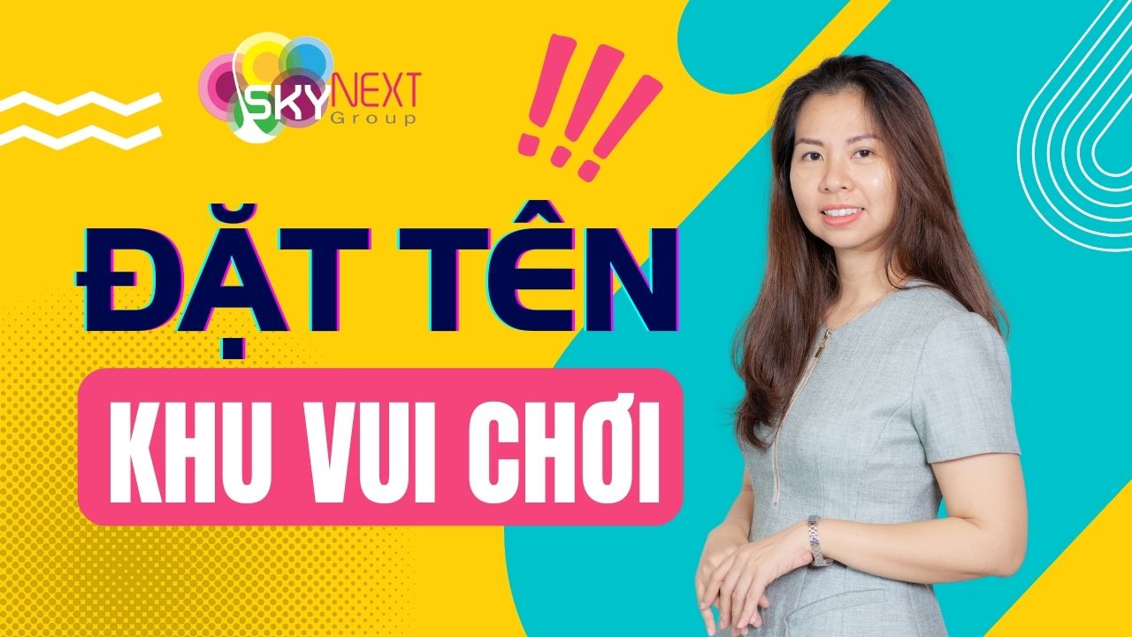 Người phụ nữ đứng cười trên nền quảng cáo màu sắc ghi 'Đặt tên khu vui chơi'