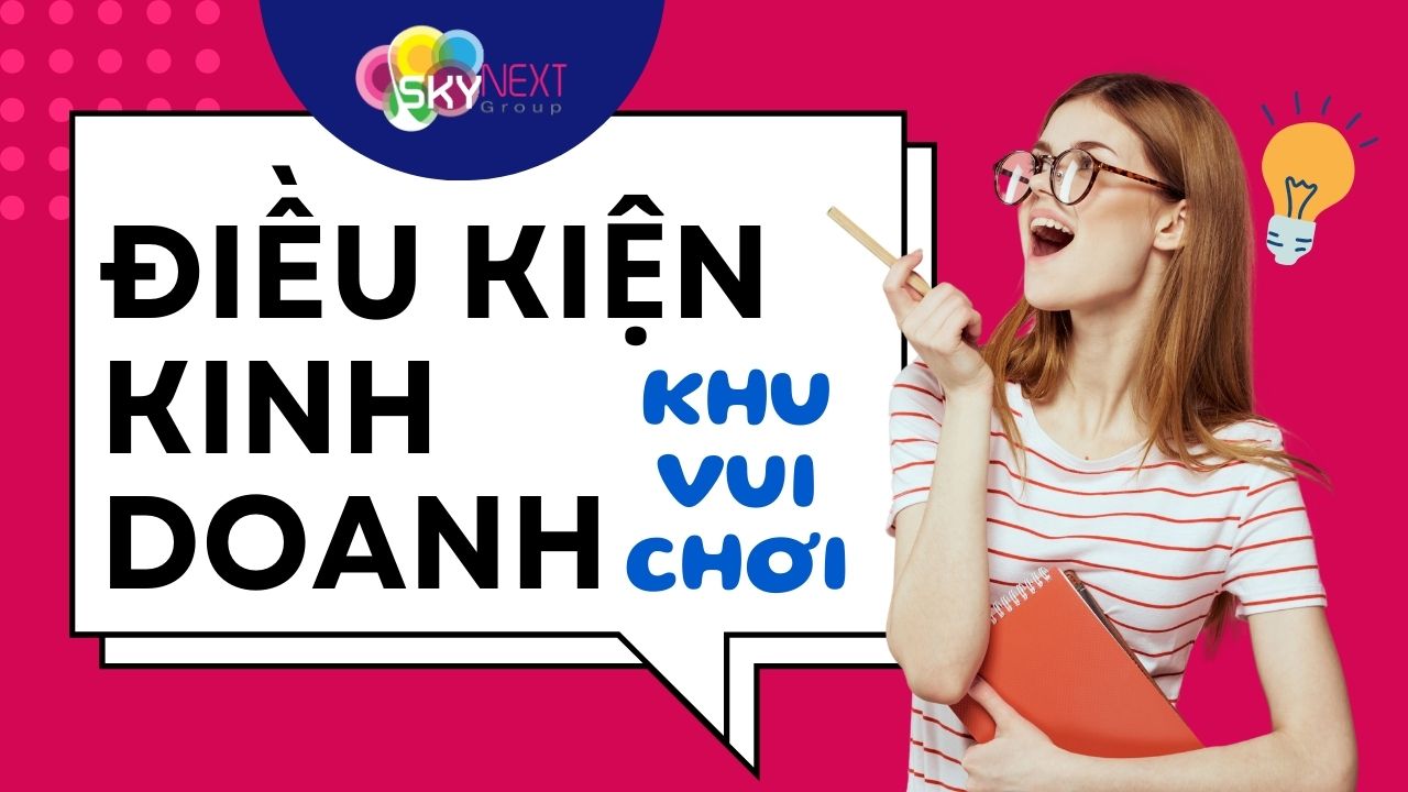 Cô gái đeo kính cầm sổ cạnh bảng 'ĐIỀU KIỆN KINH DOANH' trên nền hồng