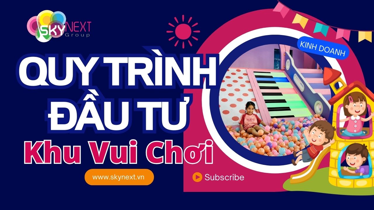 Bé gái ngồi trong hố bóng màu sắc cạnh cầu trượt thiết kế như phím đàn