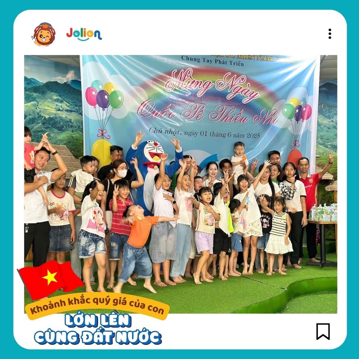 Nhóm trẻ em cùng người lớn vui chụp ảnh với nhân vật hóa trang trên sân cỏ