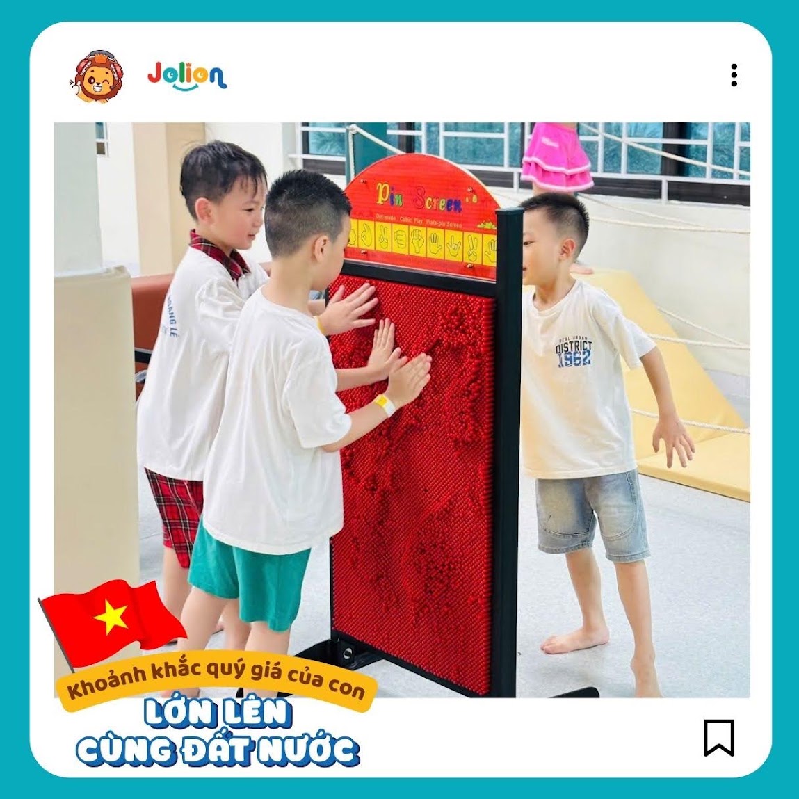 Ba bé trai ấn tay vào bảng ghim đỏ để tạo dấu in
