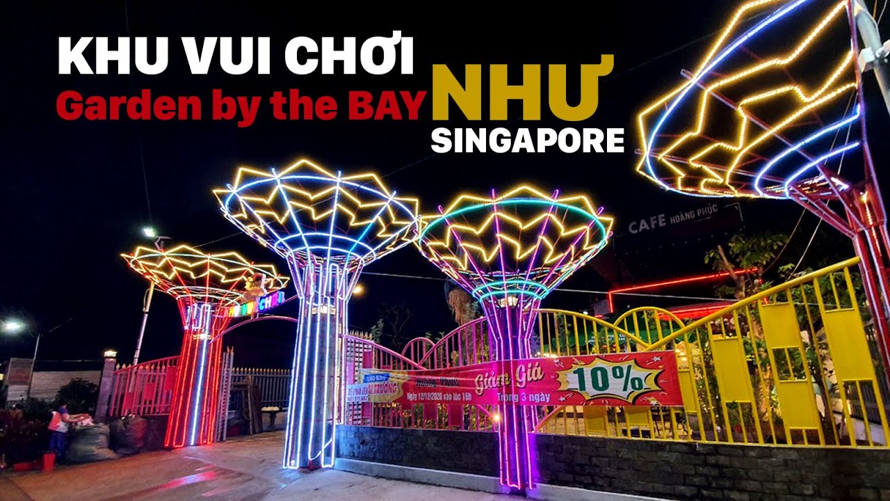 Cổng vào khu vui chơi đêm với cột đèn hình hoa rực rỡ neon