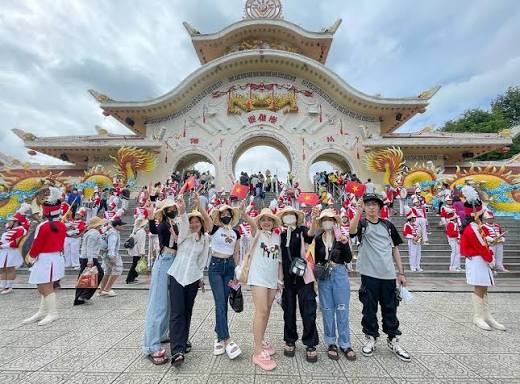 Gia đình tại khu vui chơi đông đúc mùa cao điểm