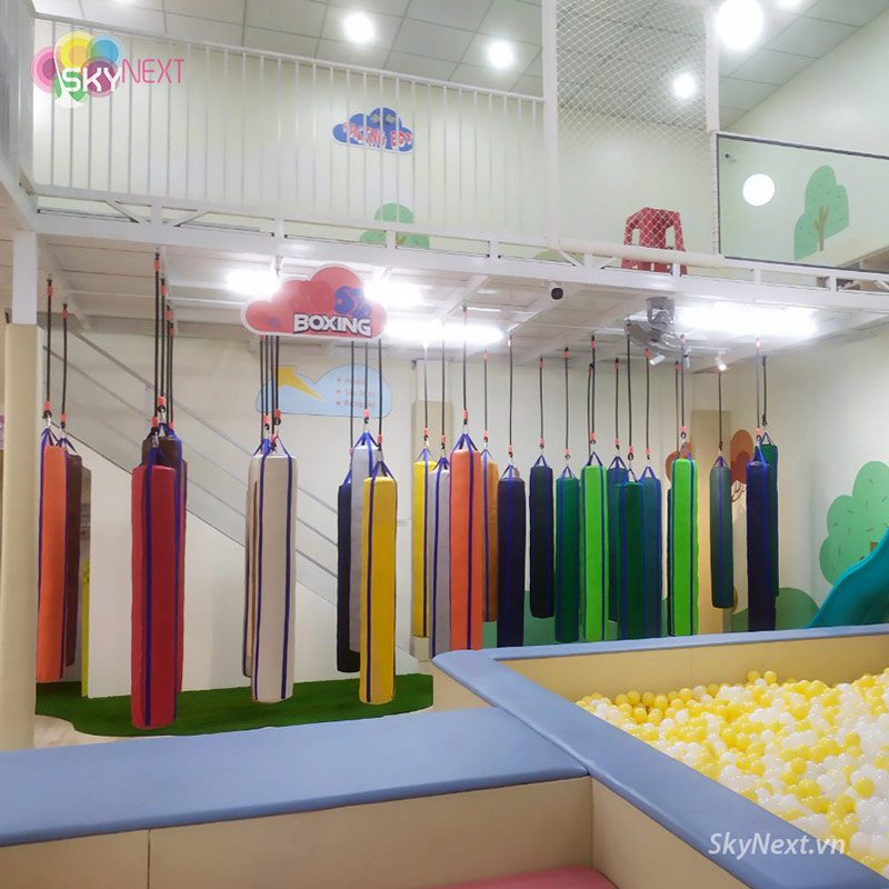 Khu vui chơi trong nhà với hàng bao đấm mềm treo nhiều màu và bể bóng