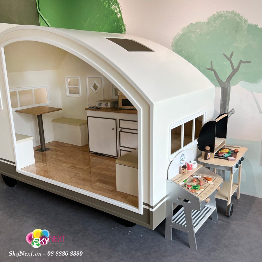 Nhà chơi mô phỏng caravan bằng gỗ với bàn ghế và bếp đồ chơi