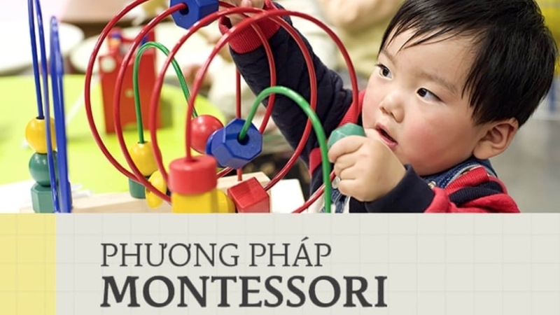 Lớp học Montessori với kệ thấp và vật liệu cảm quan