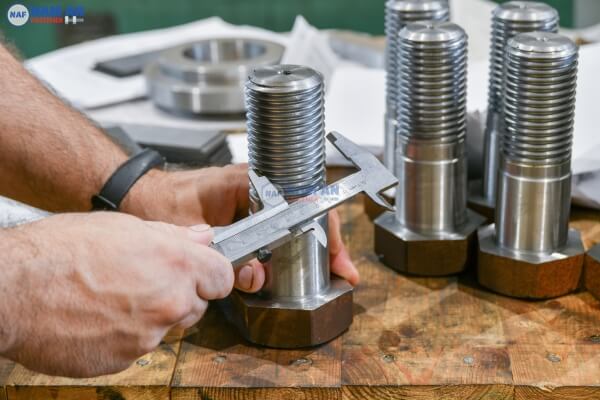 Ốc vít trên giá treo tivi với dấu hiệu khe hở