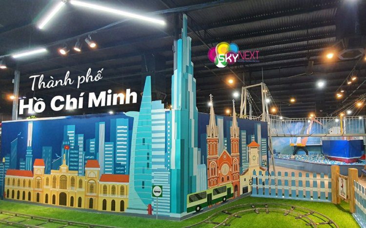 Nhân viên kiểm tra thiết bị khu vui chơi mềm