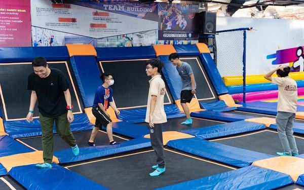 Bố trí trampoline park với các zone phân tuổi và foam pit