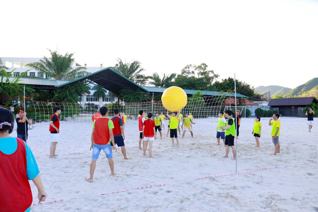 Trò đập bóng hơi khổng lồ trong khu vui chơi trẻ em