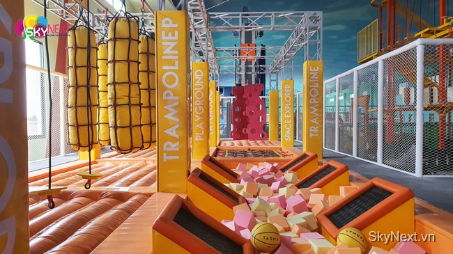 Ninja course modular với foam pit và obstacle